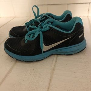 Women’s Nike tennis shoes